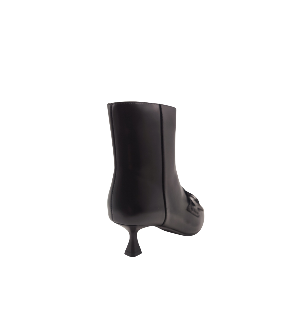 Noa Harmon Botín en piel color negro con flecos decorativos