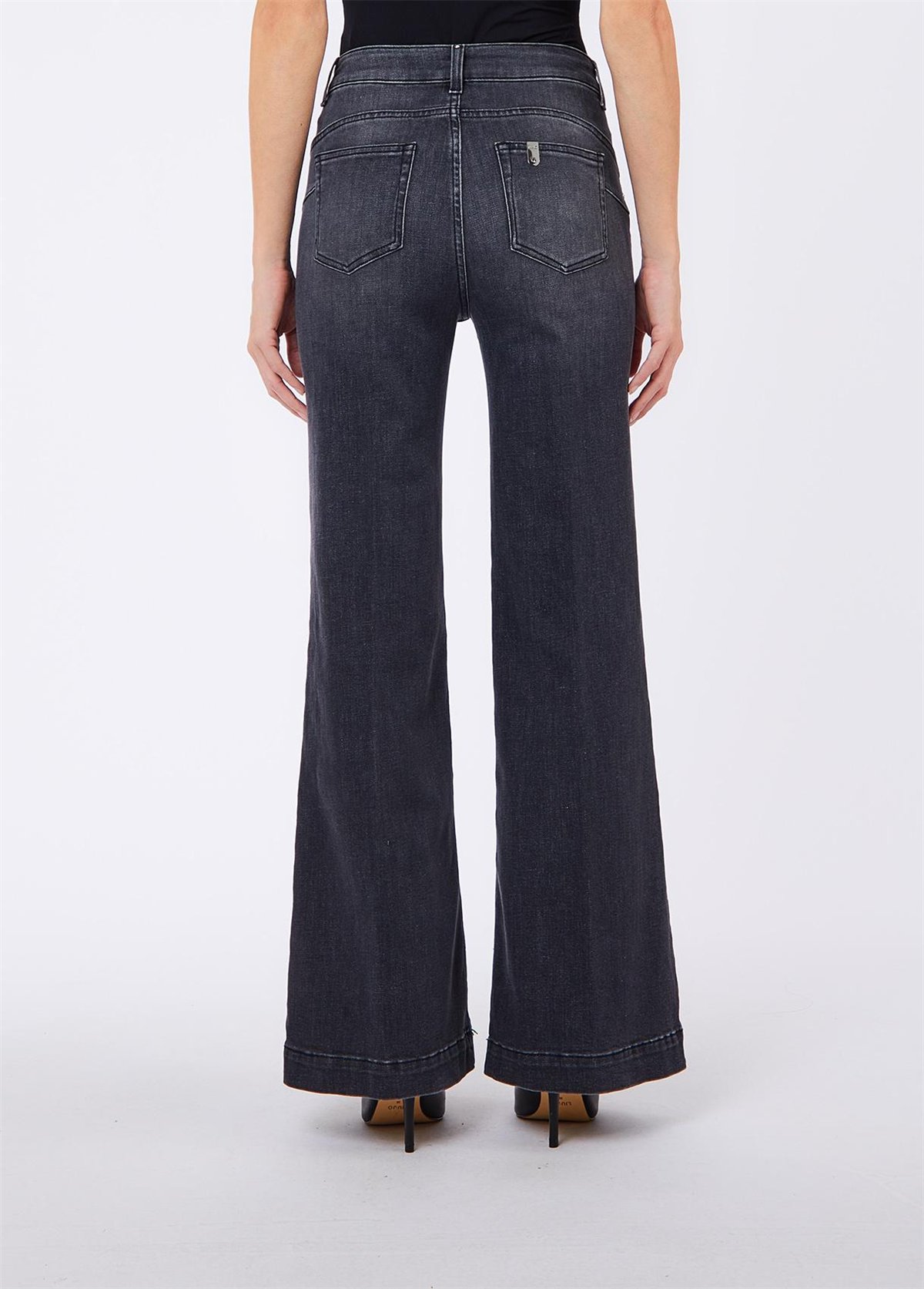 Liu Jo Jeans negros acampanados detalle joyas