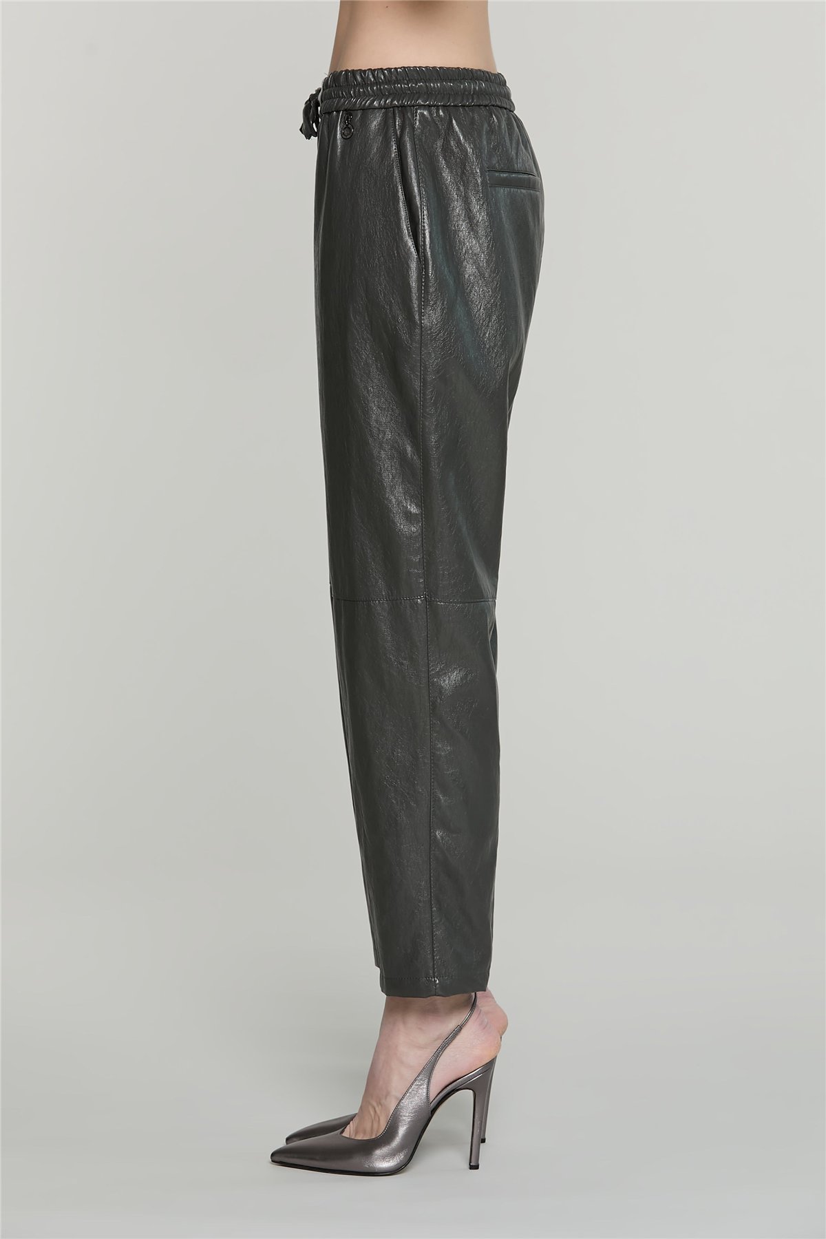 Relish Pantalón ecopiel color plomo