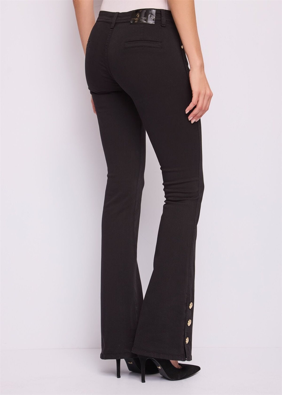 GAUDI Pantalón de sarga color negro con botones dorados