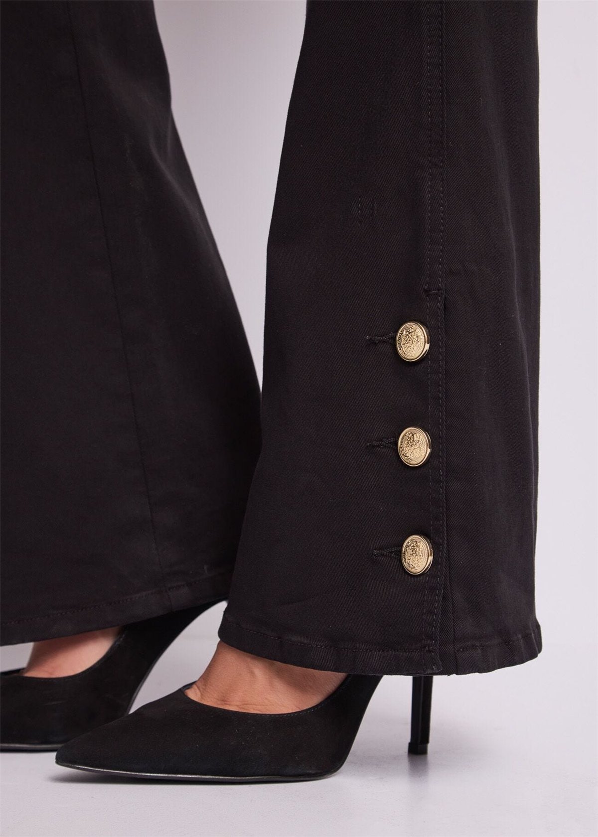 GAUDI Pantalón de sarga color negro con botones dorados