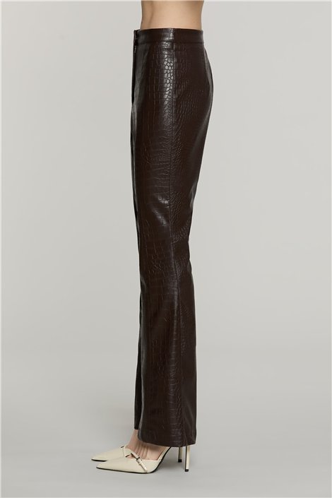 Relish Pantalón en ecopiel marrón con efecto serpiente