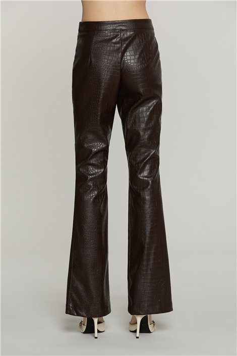 Relish Pantalón en ecopiel marrón con efecto serpiente