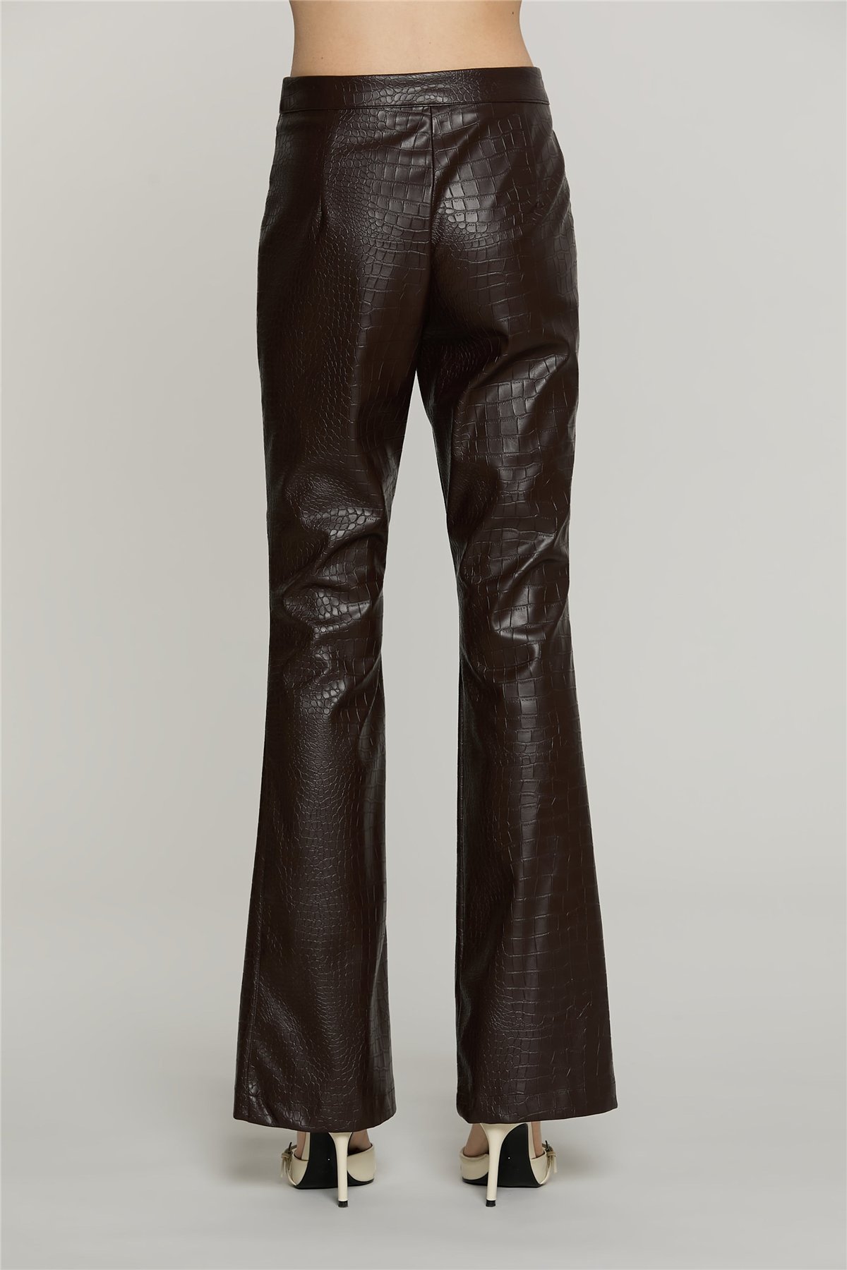 Relish Pantalón en ecopiel marrón con efecto serpiente