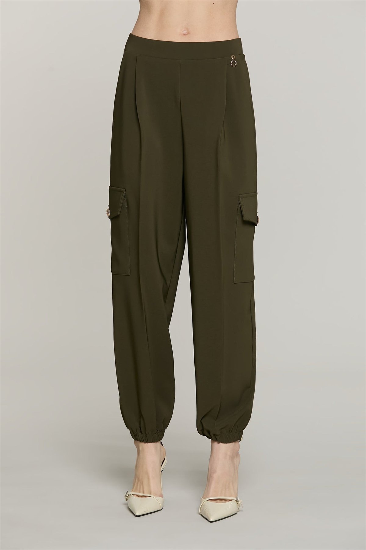 Relish Pantalón cargo verde militar con bajo elástico