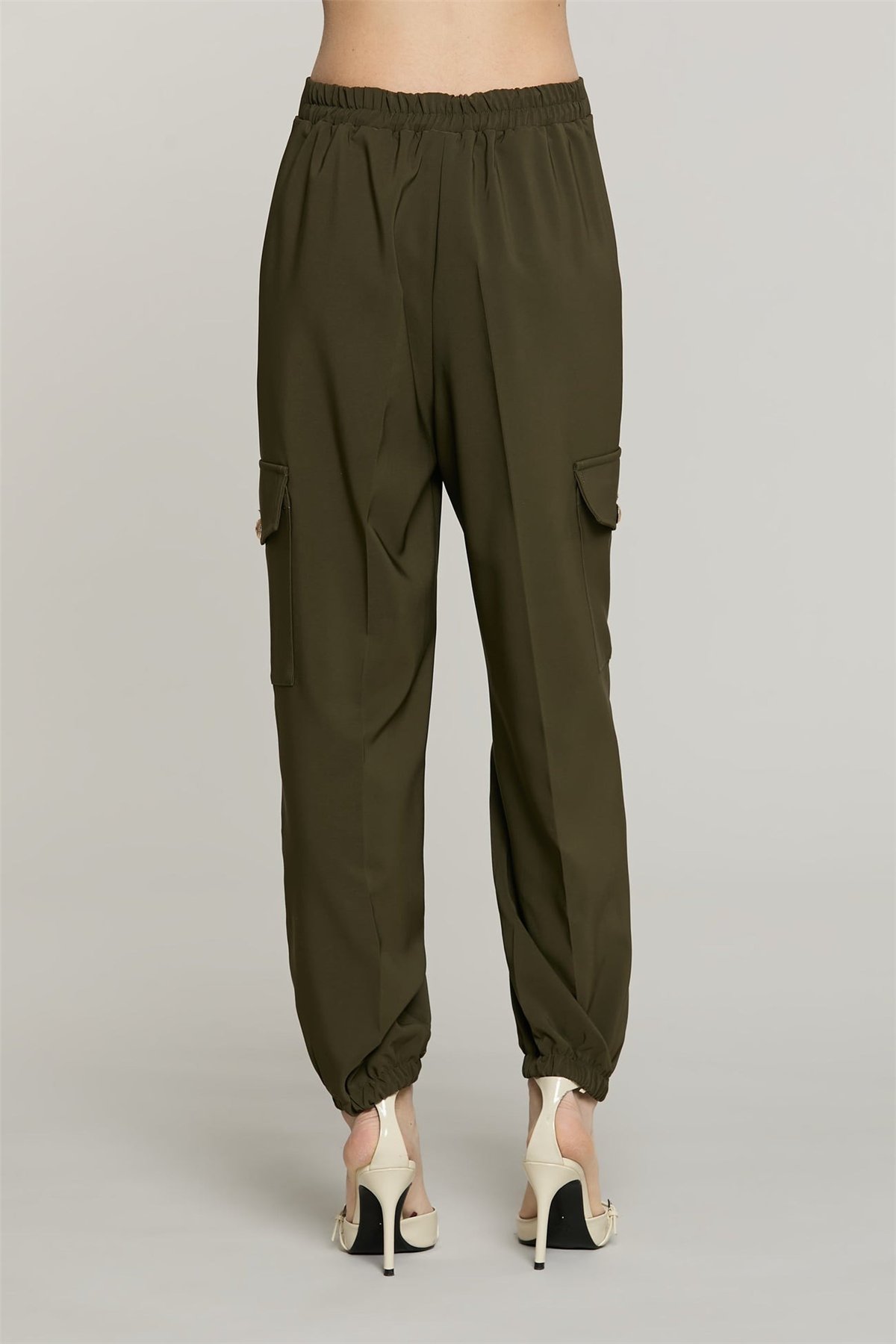 Relish Pantalón cargo verde militar con bajo elástico