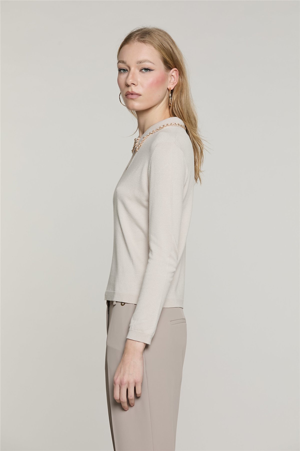 Relish Jersey de punto beige con escote lágrima y detalle dorado