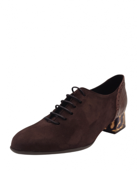 Vosso Moda Zapato de ante marrón y tacón estampado