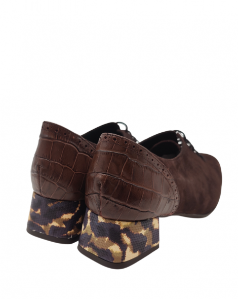 Vosso Moda Zapato de ante marrón y tacón estampado