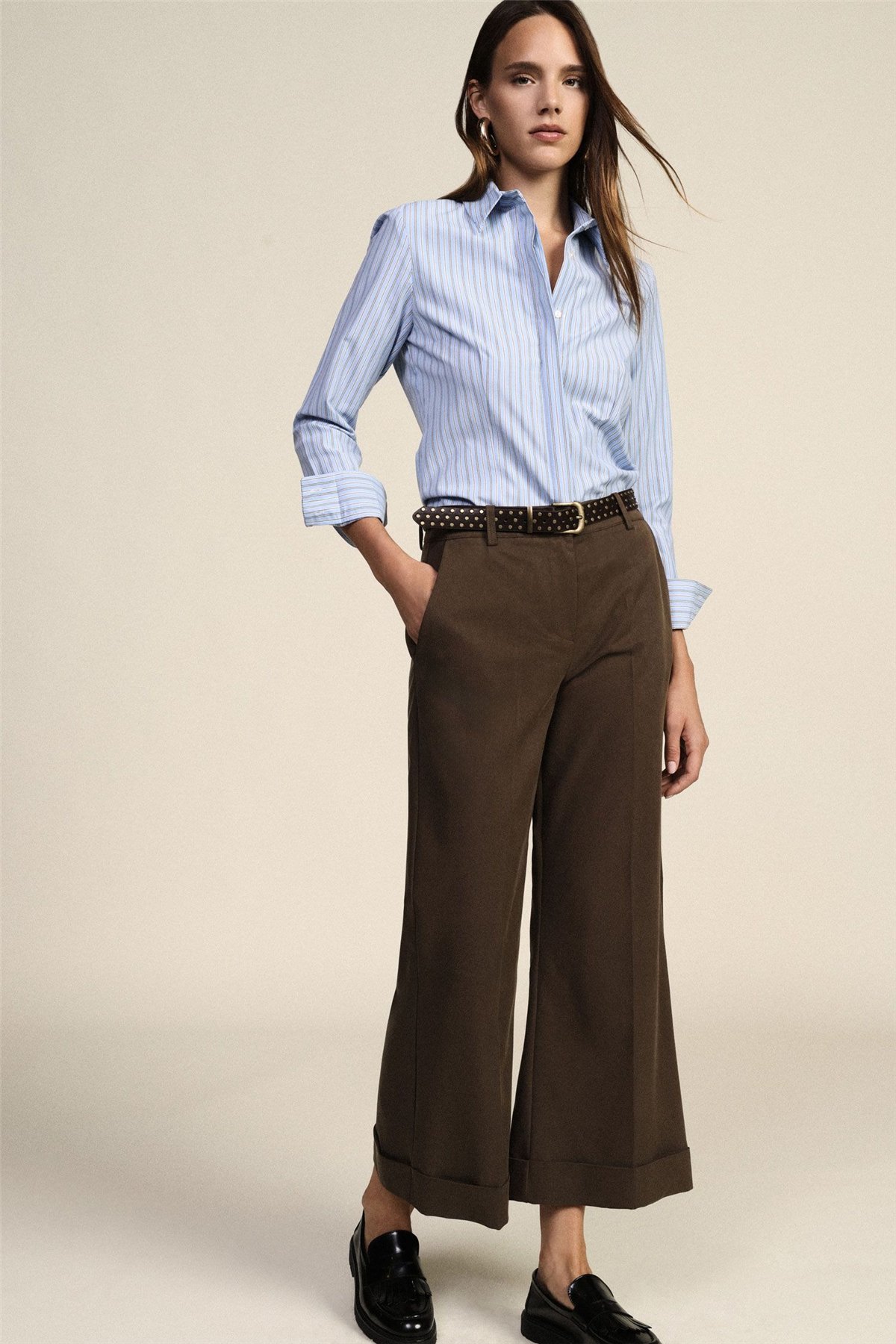 Dixie Pantalón cropped con cinturón tachas