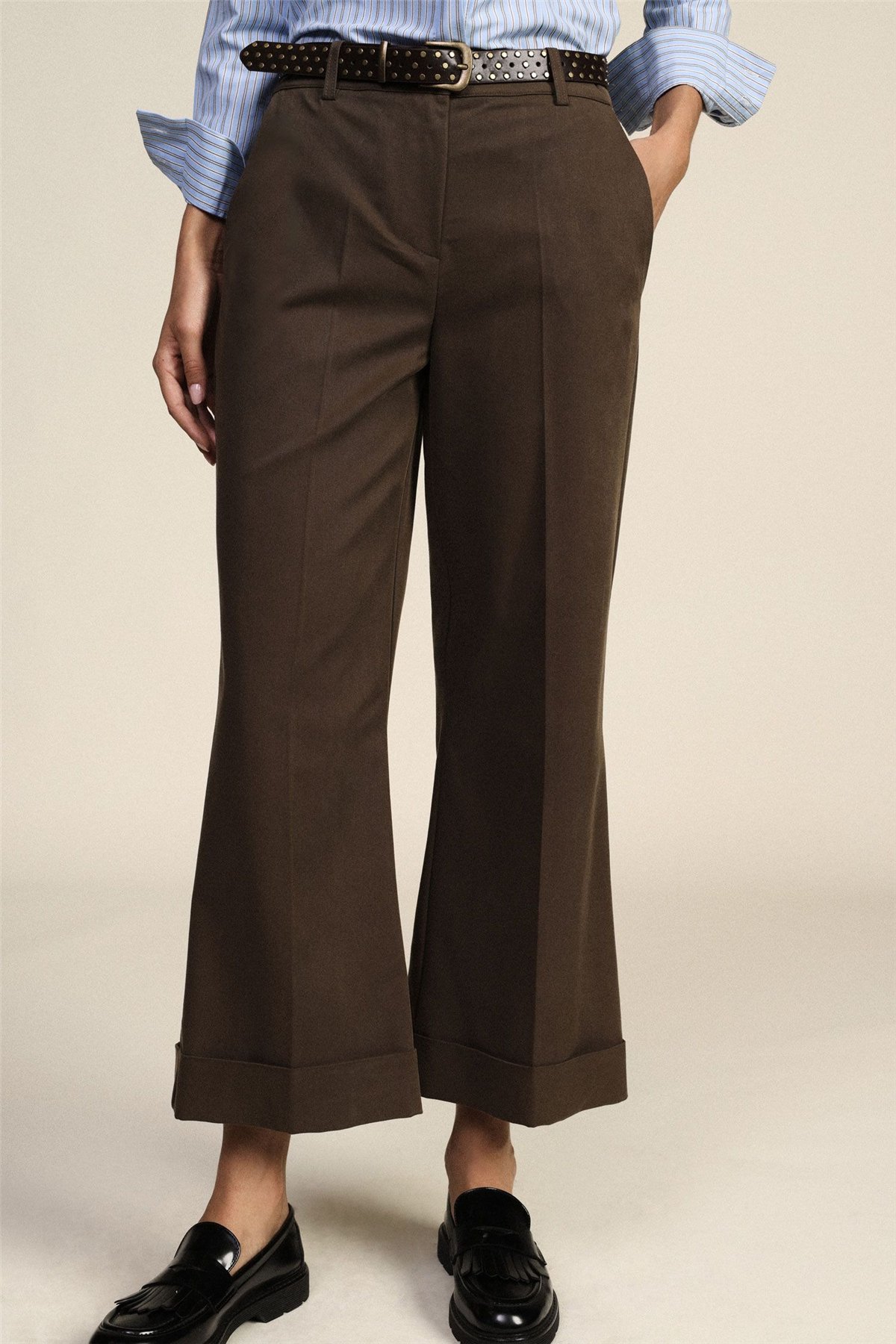 Dixie Pantalón cropped con cinturón tachas