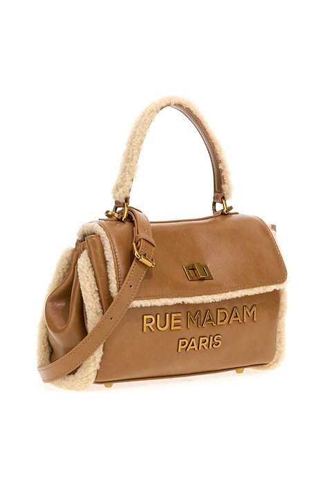 Rue Madam Bolso pequeño en ecopiel camel y detalle borreguito