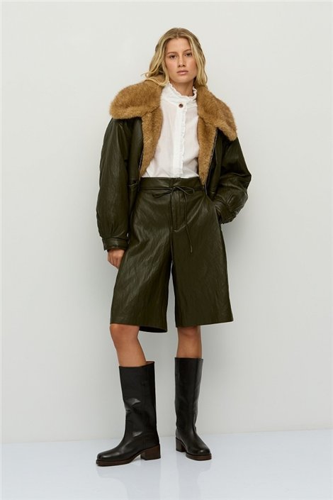 BSB Bermudas en ecopiel color kaki