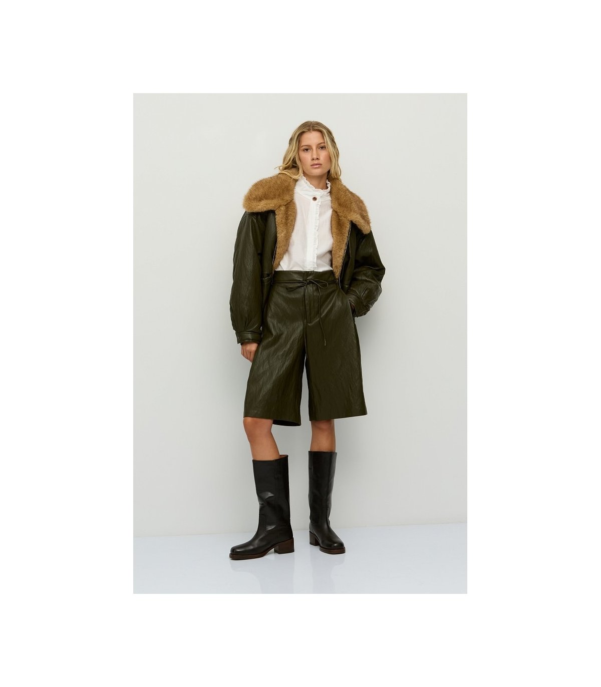 BSB Bermudas en ecopiel color kaki
