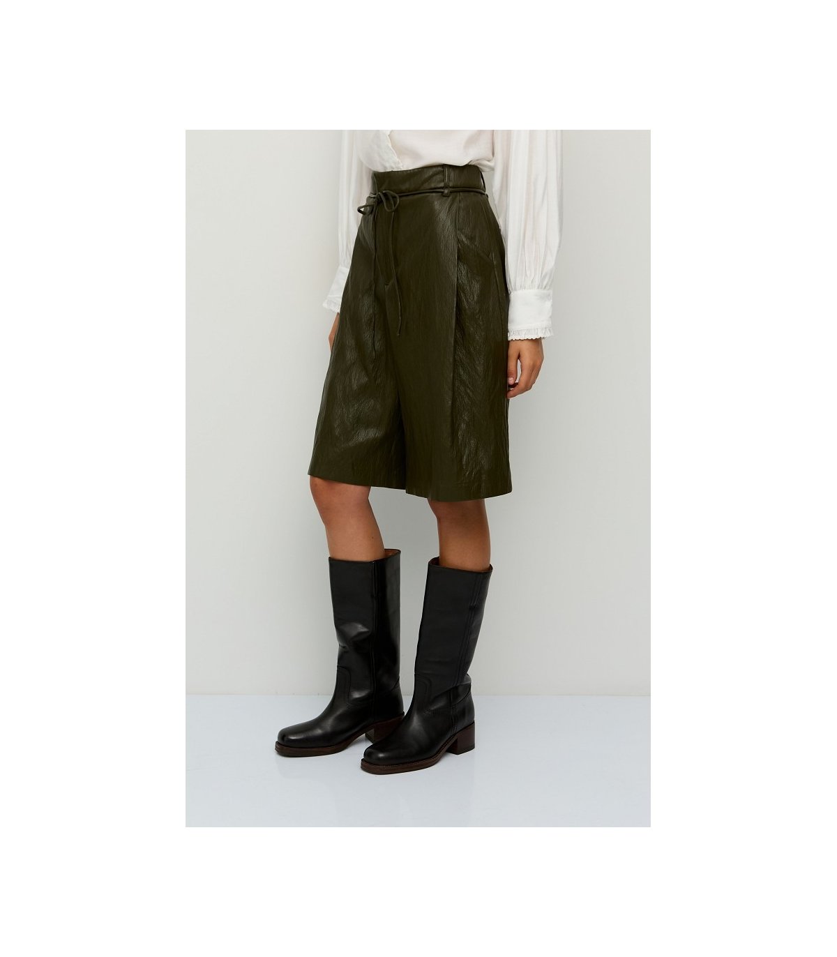 BSB Bermudas en ecopiel color kaki