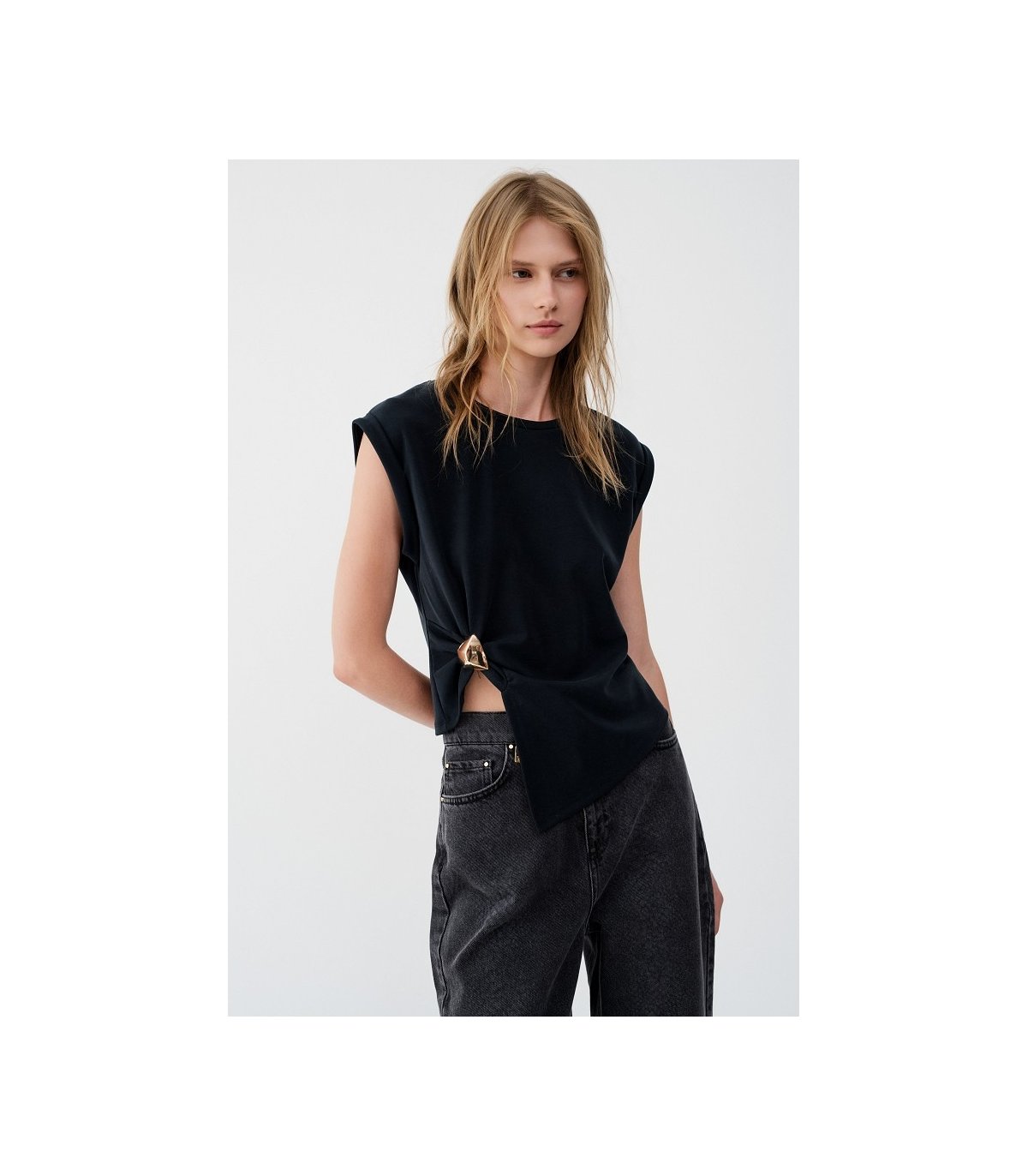 BSB Blusa con asimetría y detalle broche