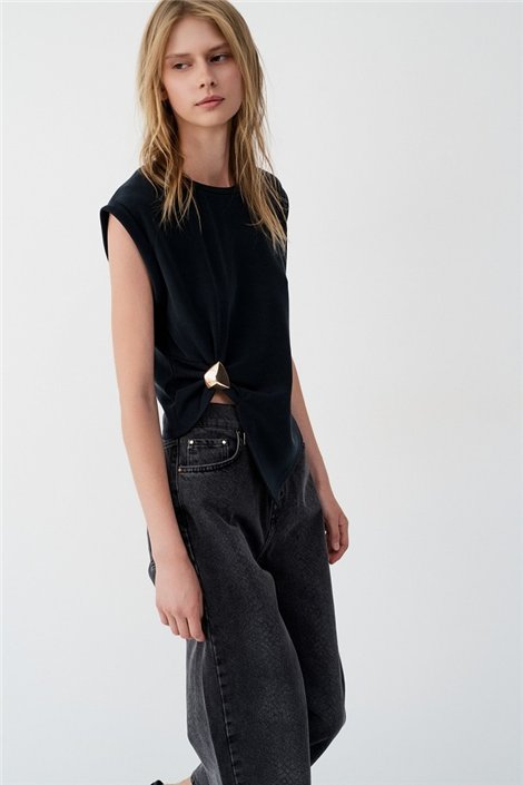 BSB Blusa con asimetría y detalle broche