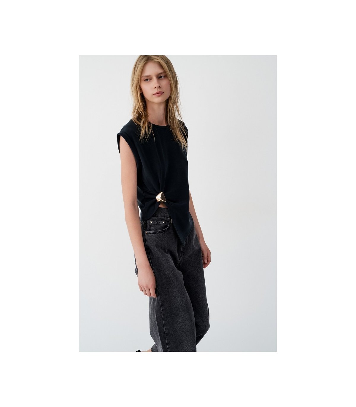 BSB Blusa con asimetría y detalle broche