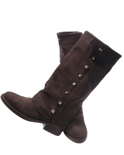 Vosso Moda Bota alta de serraje con detalle tachas