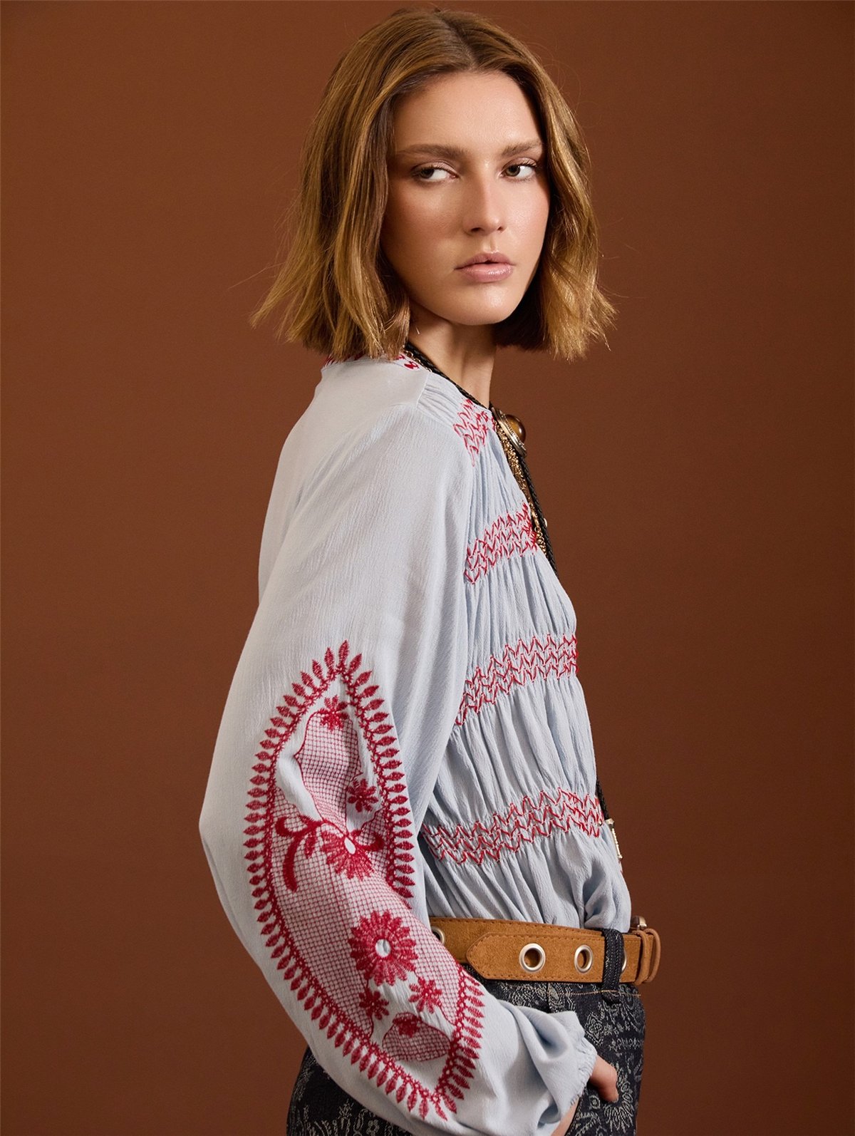 Meisie Camisa con bordado y detalle fruncido