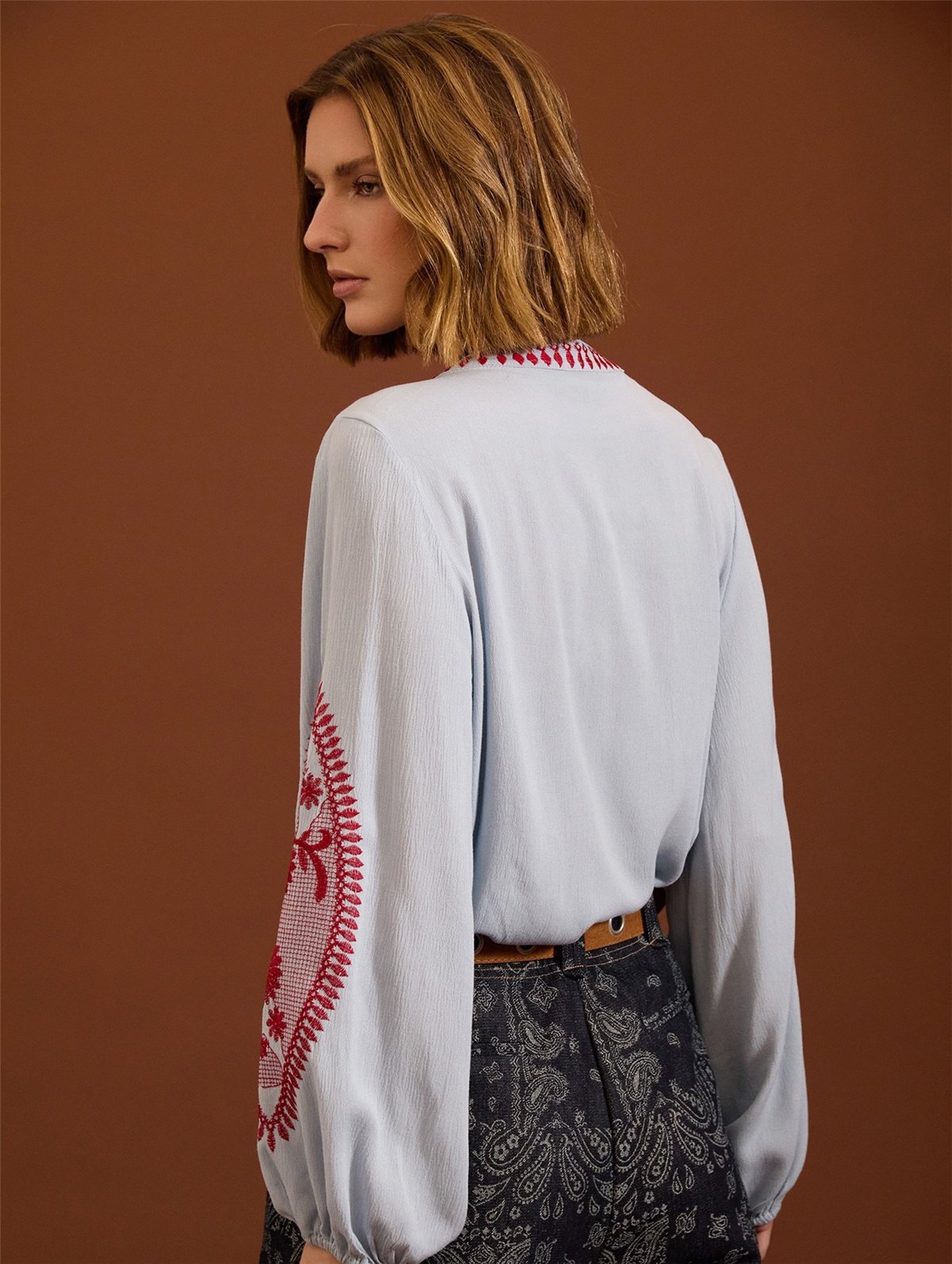 Meisie Camisa con bordado y detalle fruncido