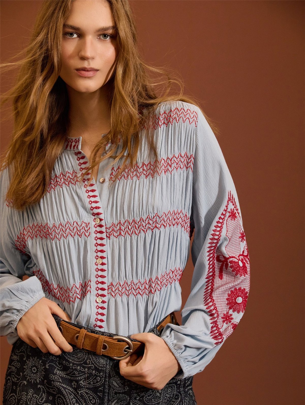 Meisie Camisa con bordado y detalle fruncido