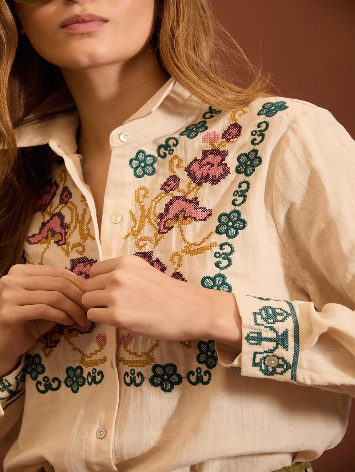 Meisie Camisa con bordado floral