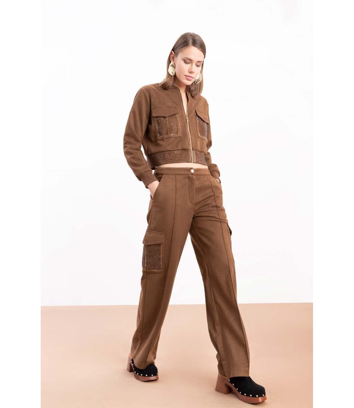 Zoe Pantalón cargo antelina con pedrería