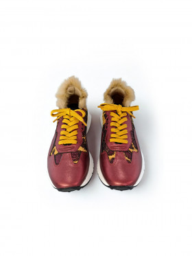 Vosso Moda Sneaker piel burdeos con pelo decorativo
