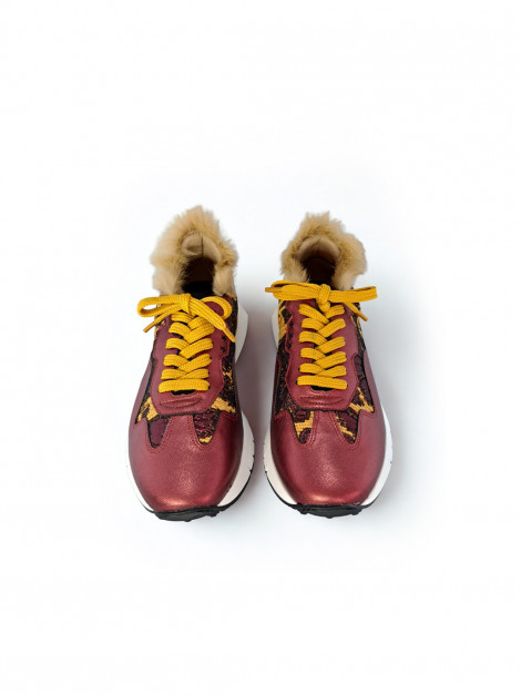 Vosso Moda Sneaker piel burdeos con pelo decorativo