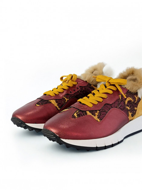 Vosso Moda Sneaker piel burdeos con pelo decorativo