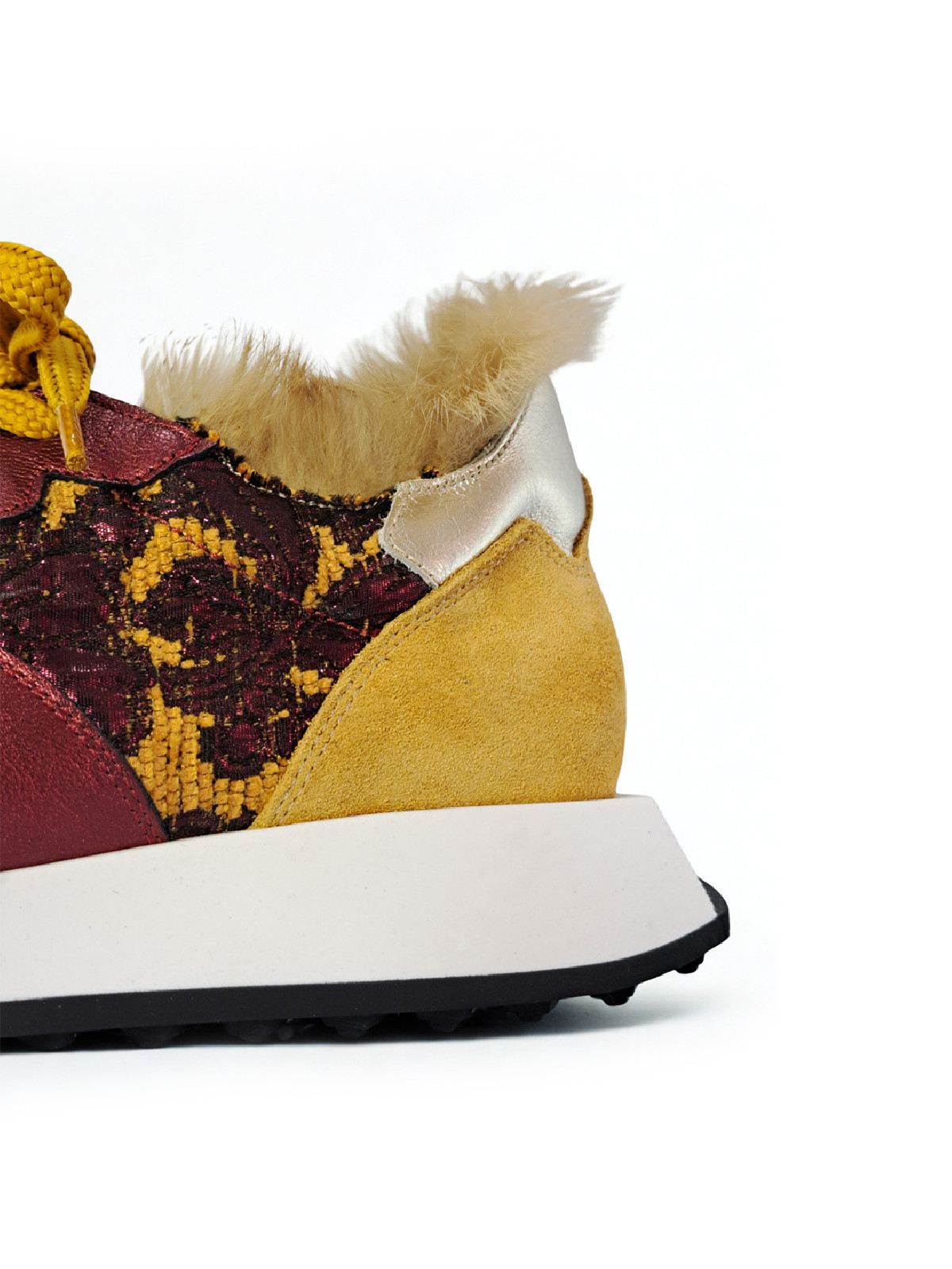 Vosso Moda Sneaker piel burdeos con pelo decorativo