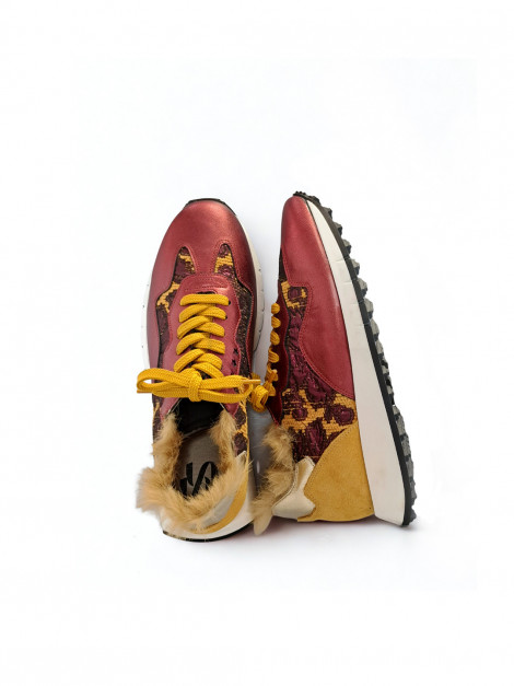 Vosso Moda Sneaker piel burdeos con pelo decorativo