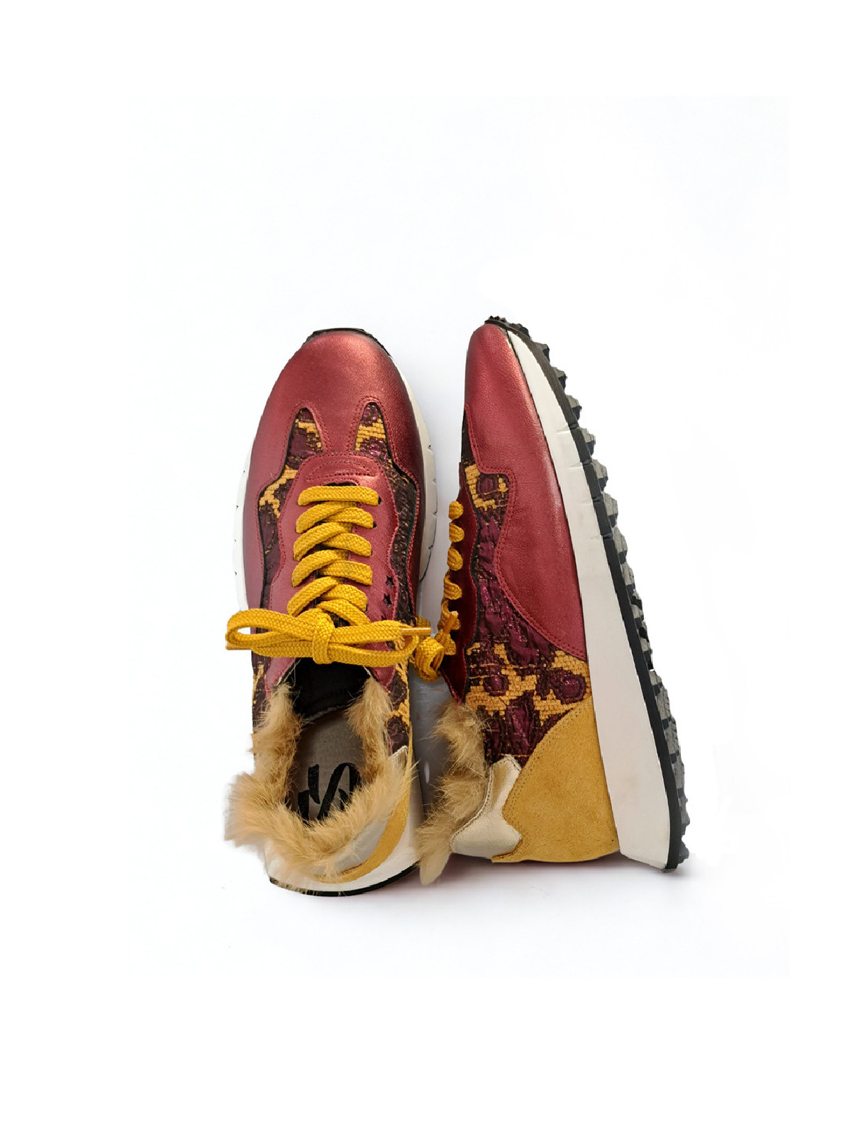Vosso Moda Sneaker piel burdeos con pelo decorativo
