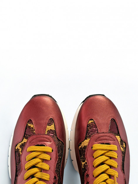 Vosso Moda Sneaker piel burdeos con pelo decorativo