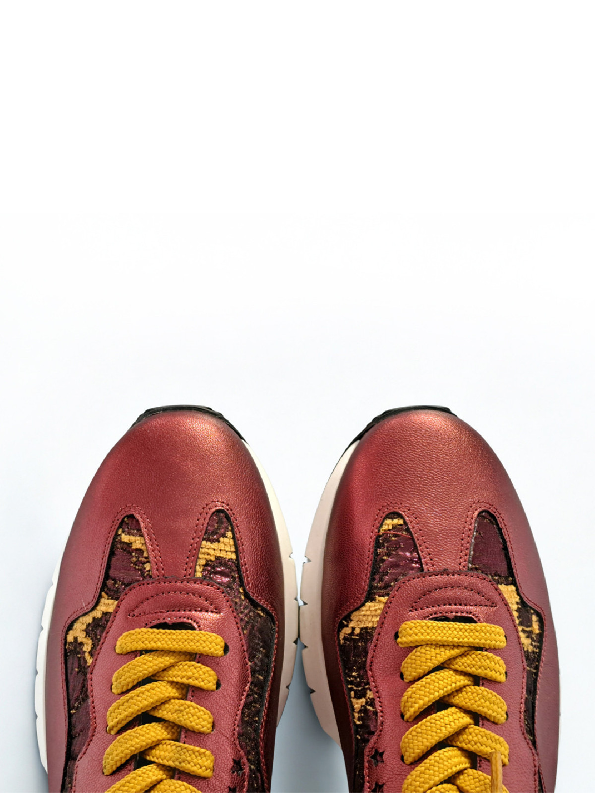 Vosso Moda Sneaker piel burdeos con pelo decorativo