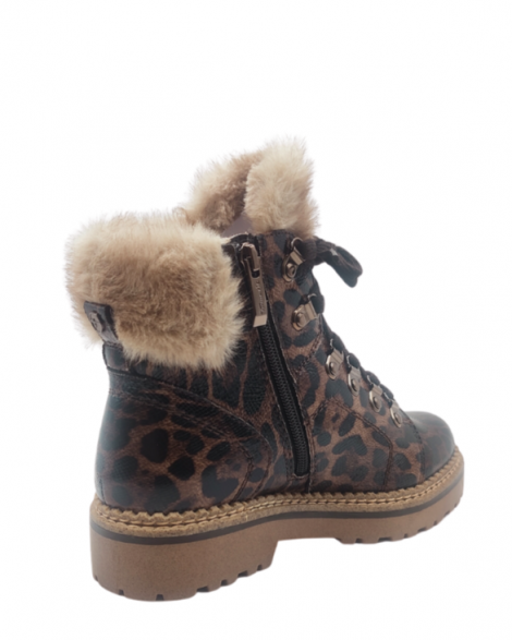 Tamaris Botín con cordones animal print