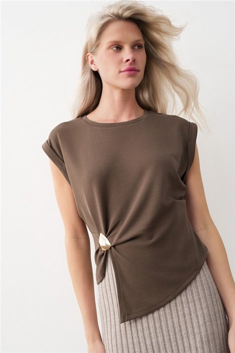BSB Blusa con asimetría y detalle broche color moka