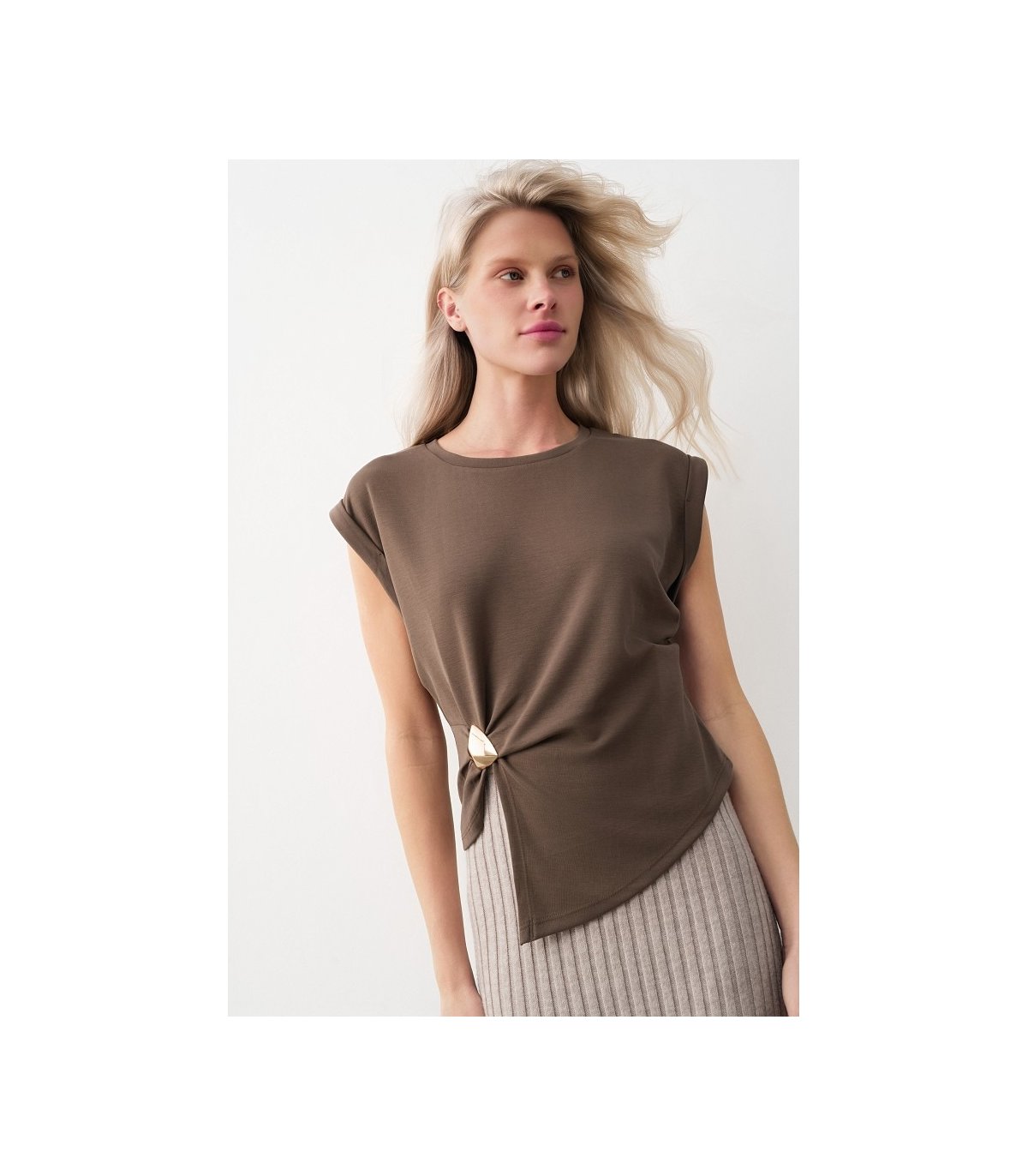 BSB Blusa con asimetría y detalle broche color moka