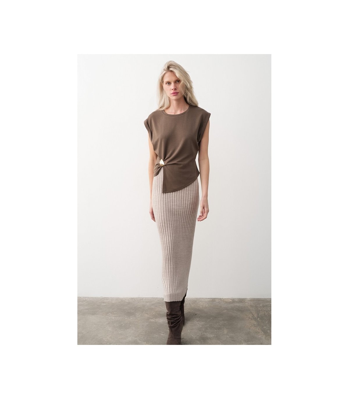 BSB Blusa con asimetría y detalle broche color moka