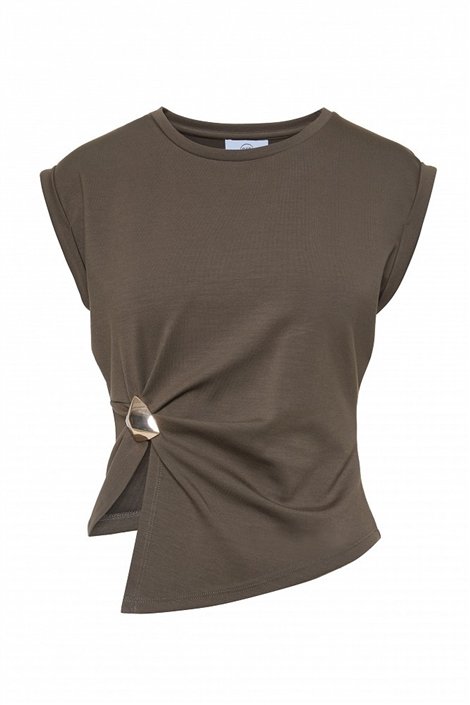 BSB Blusa con asimetría y detalle broche color moka