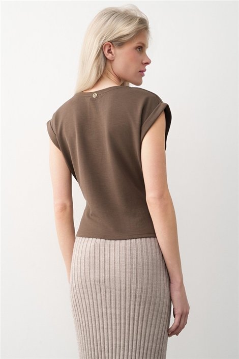 BSB Blusa con asimetría y detalle broche color moka