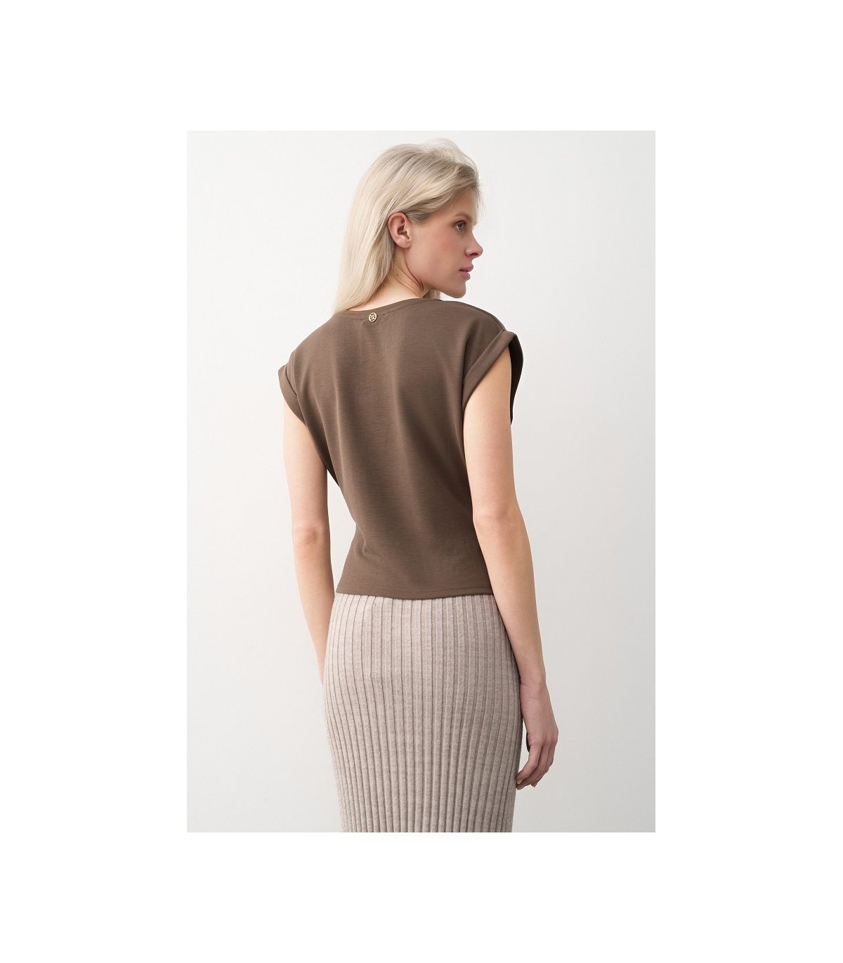 BSB Blusa con asimetría y detalle broche color moka
