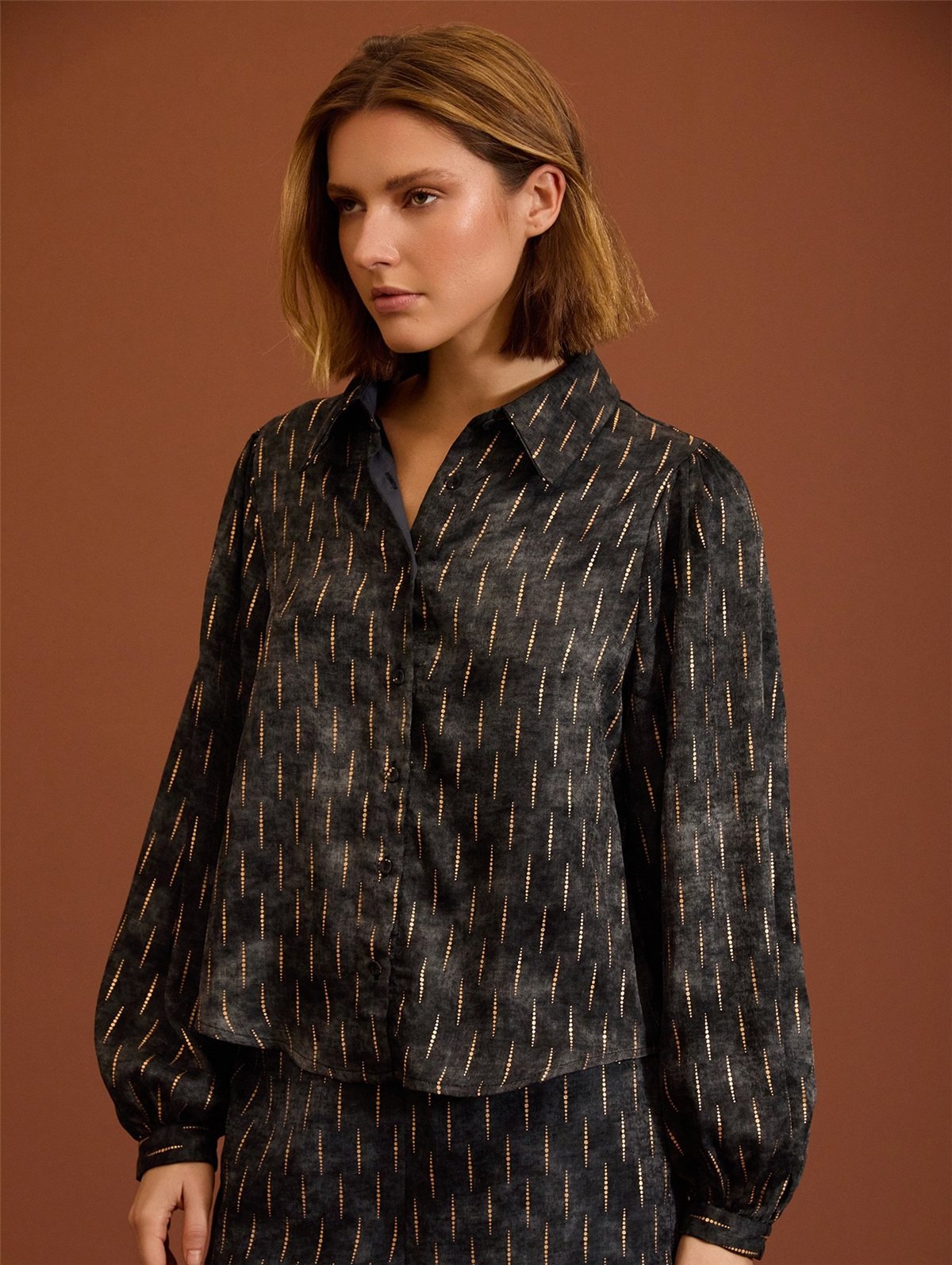 Meisie Blusa satinada con estampado dorado