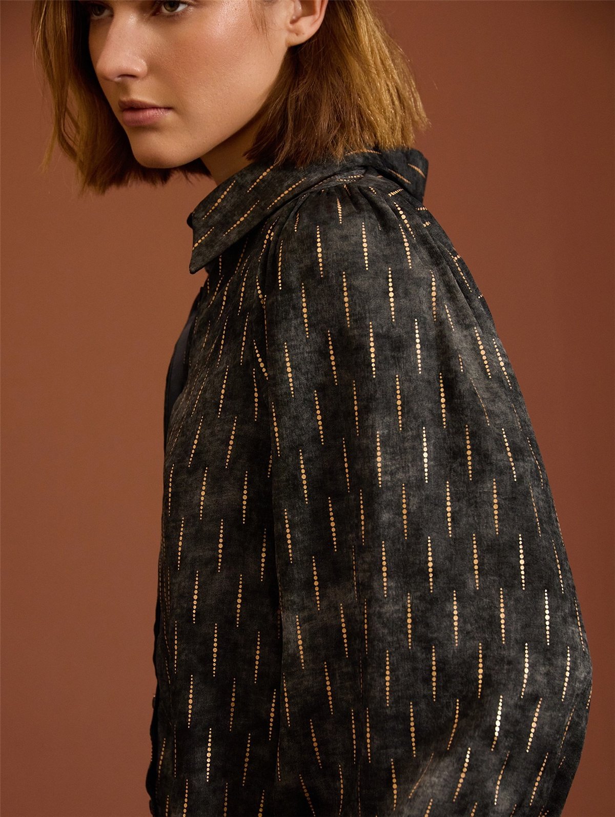 Meisie Blusa satinada con estampado dorado