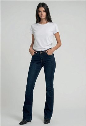 MET Jeans acampanado en denim azul con detalle joyas