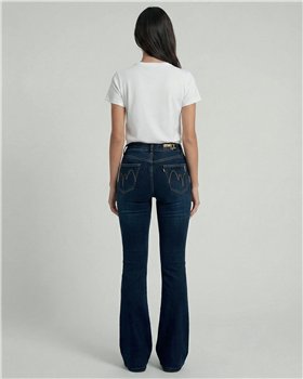 MET Jeans acampanado en denim azul con detalle joyas