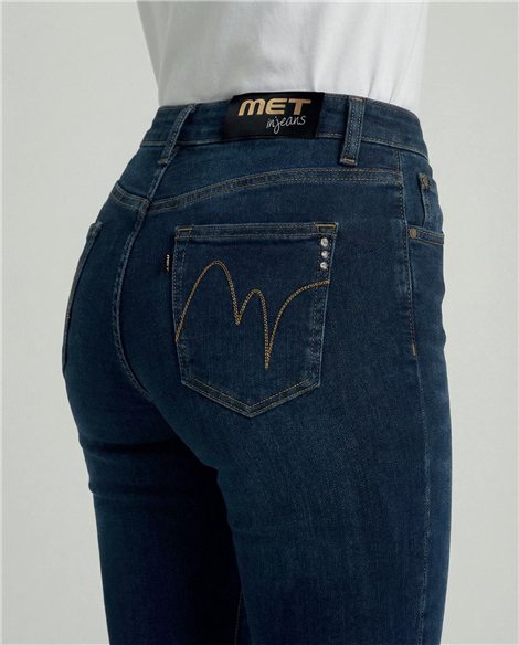 MET Jeans acampanado en denim azul con detalle joyas