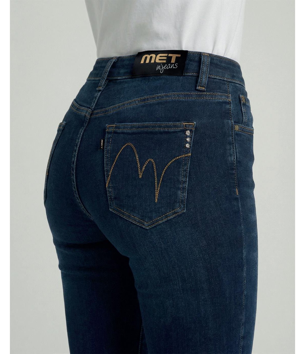 MET Jeans acampanado en denim azul con detalle joyas