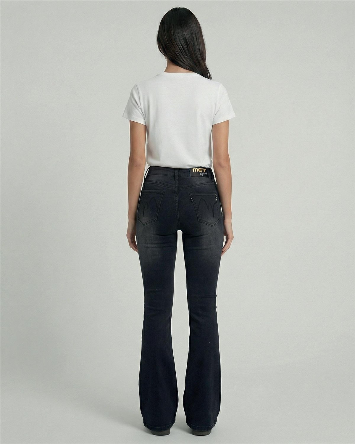 MET Jeans acampanado color negro detalle joyas